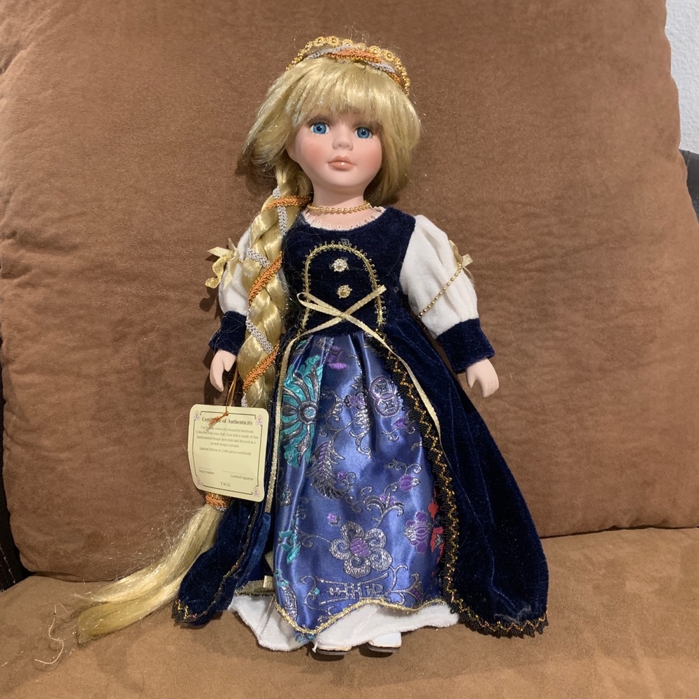 Vtg Heirloom Collection porcelain doll 17”